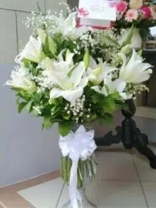 Matching Table Flower and Vase Tips 1 Grande Lilies