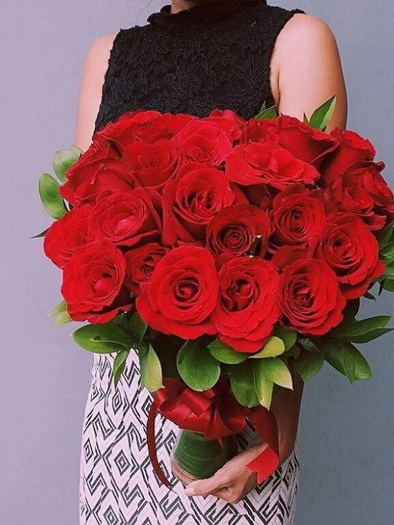 30 Roses in Vase